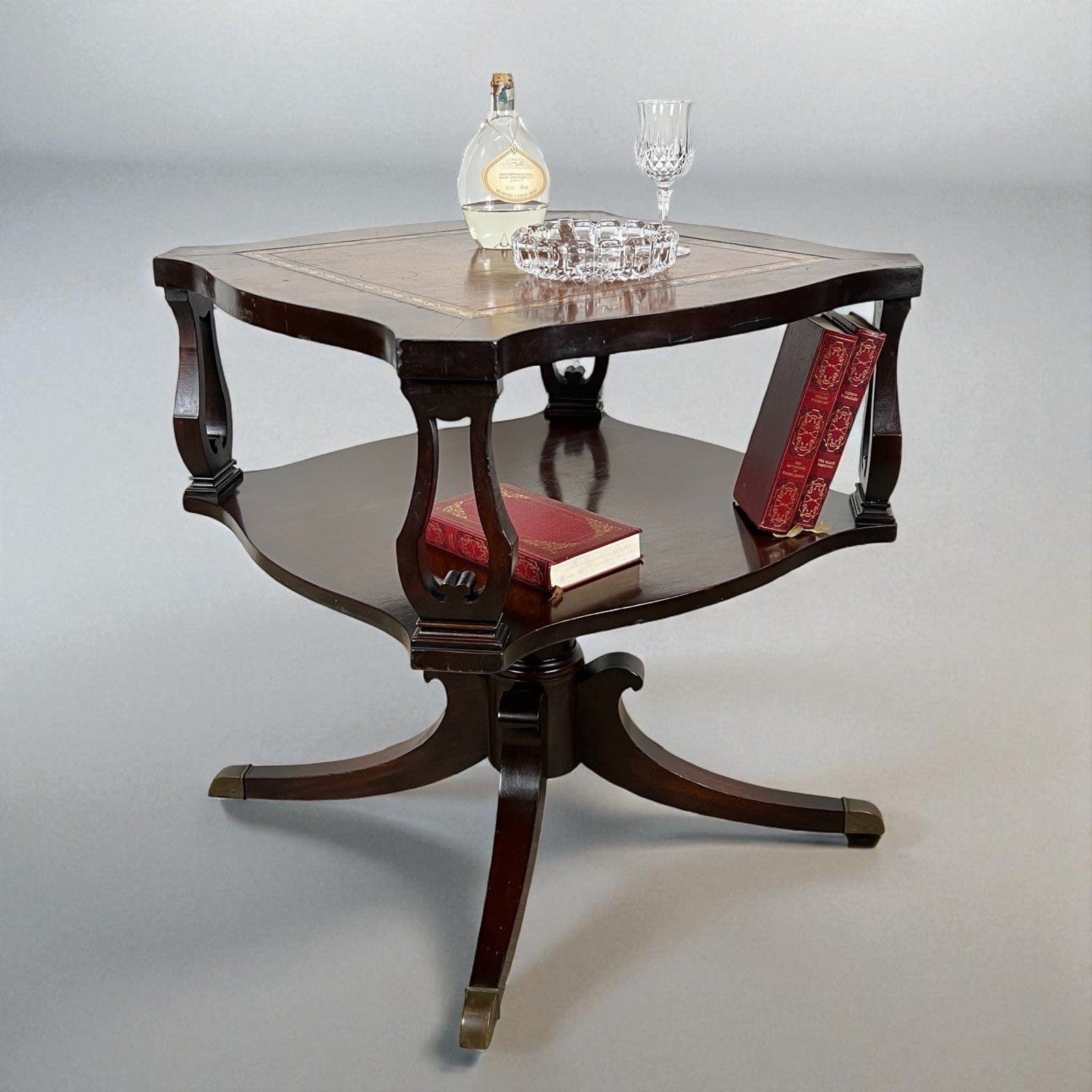 Tavolino tavolo basso antico da salotto con piano in pelle stile Regency vintage Categoria  Tavoli - tavolinetti