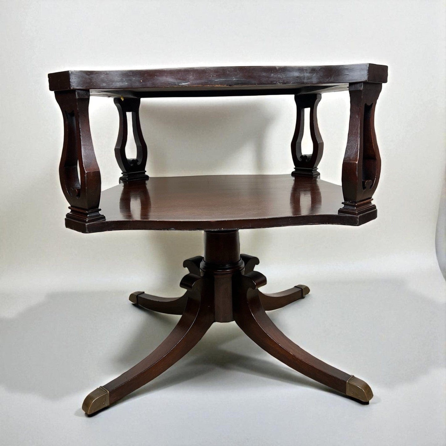 Tavolino tavolo basso antico da salotto con piano in pelle stile Regency vintage Categoria  Tavoli - tavolinetti