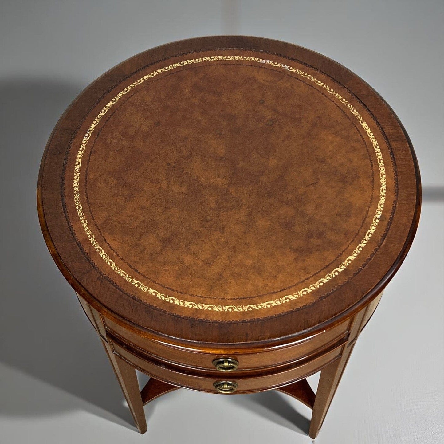 Tavolino Tavolo Rotondo stile Antico Comodino in legno piano pelle vintage Categoria  Tavoli - tavolinetti