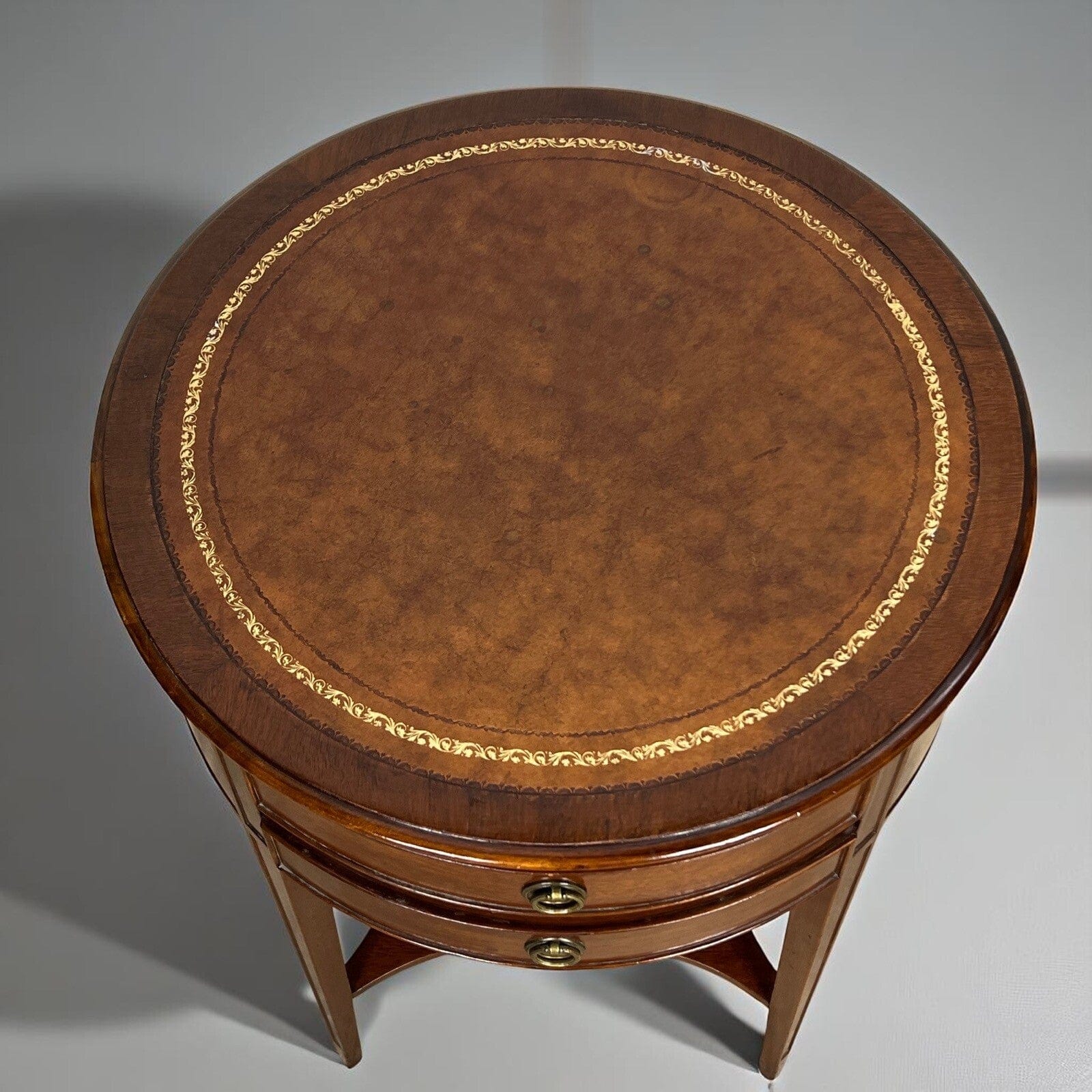Tavolino Tavolo Rotondo stile Antico Comodino in legno piano pelle vintage Categoria  Tavoli - tavolinetti
