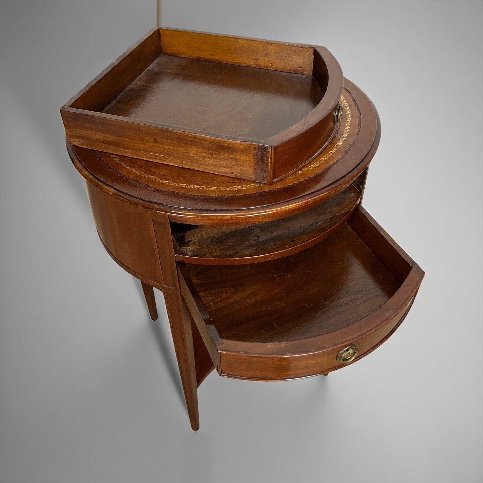 Tavolino Tavolo Rotondo stile Antico Comodino in legno piano pelle vintage Categoria  Tavoli - tavolinetti