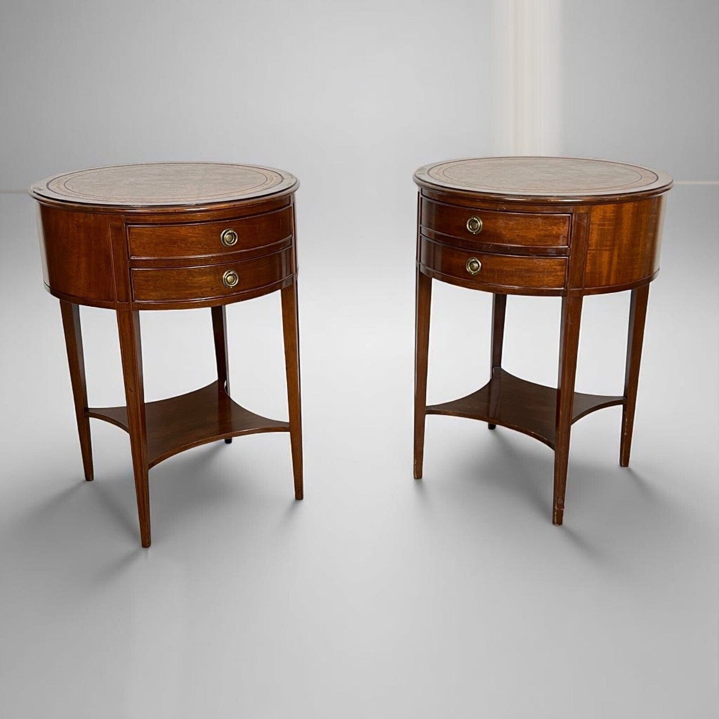 Tavolino Tavolo Rotondo stile Antico Comodino in legno piano pelle vintage Categoria  Tavoli - tavolinetti