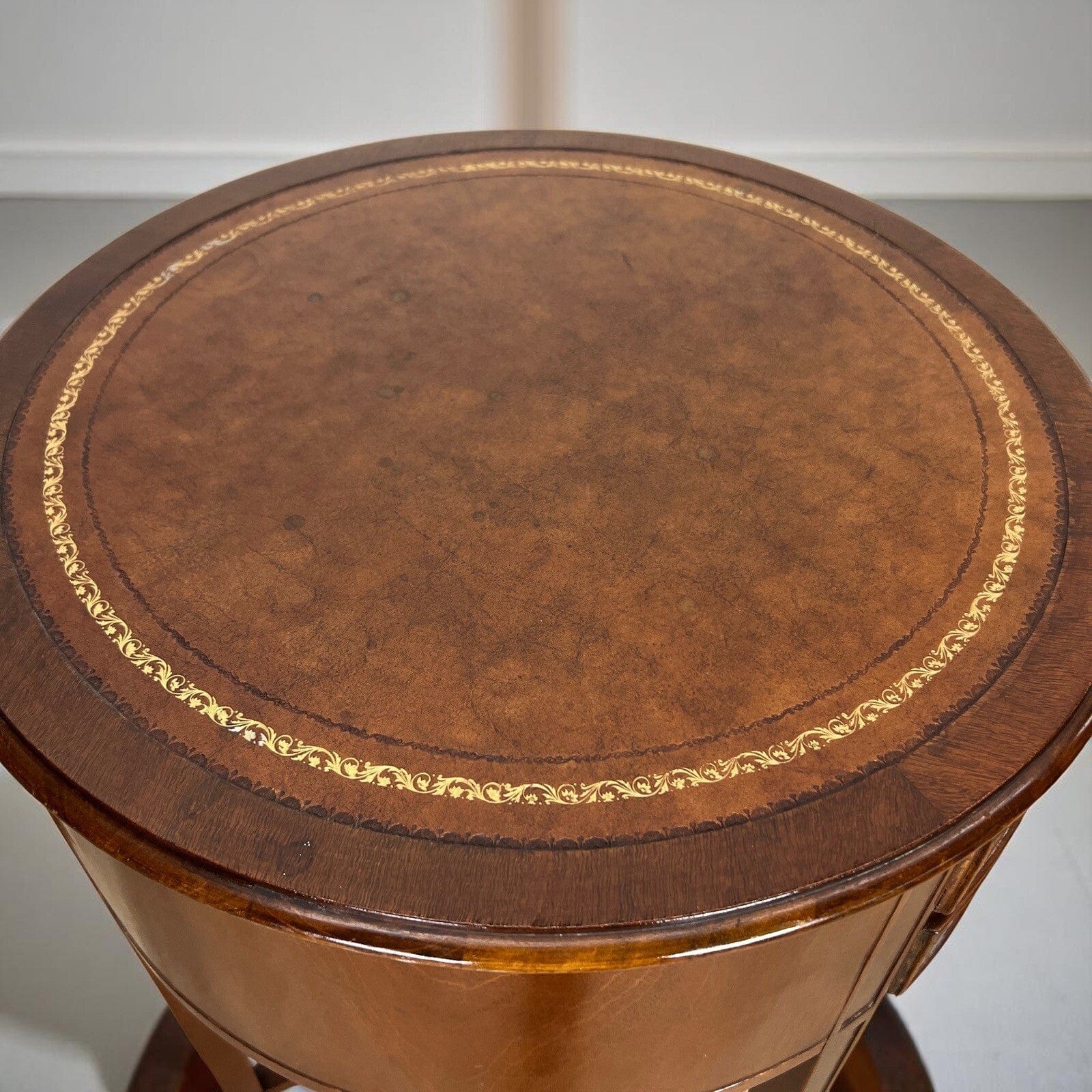 Tavolino Tavolo Rotondo stile Antico Comodino in legno piano pelle vintage Categoria  Tavoli - tavolinetti