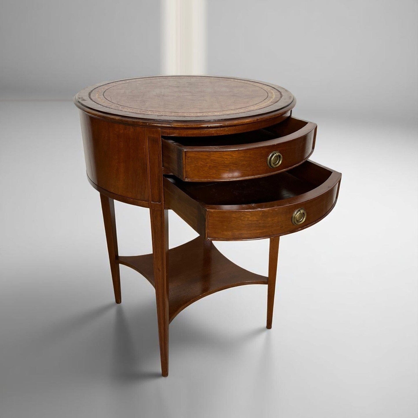 Tavolino Tavolo Rotondo stile Antico Comodino in legno piano pelle vintage Categoria  Tavoli - tavolinetti