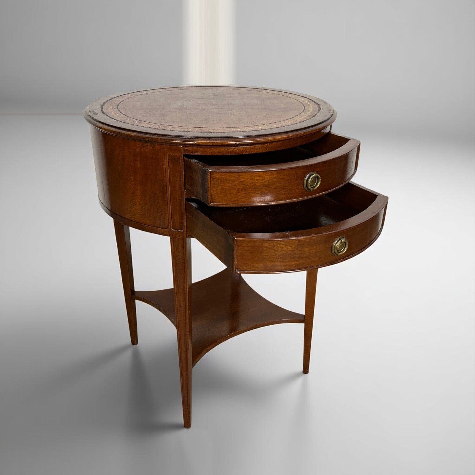 Tavolino Tavolo Rotondo stile Antico Comodino in legno piano pelle vintage Categoria  Tavoli - tavolinetti