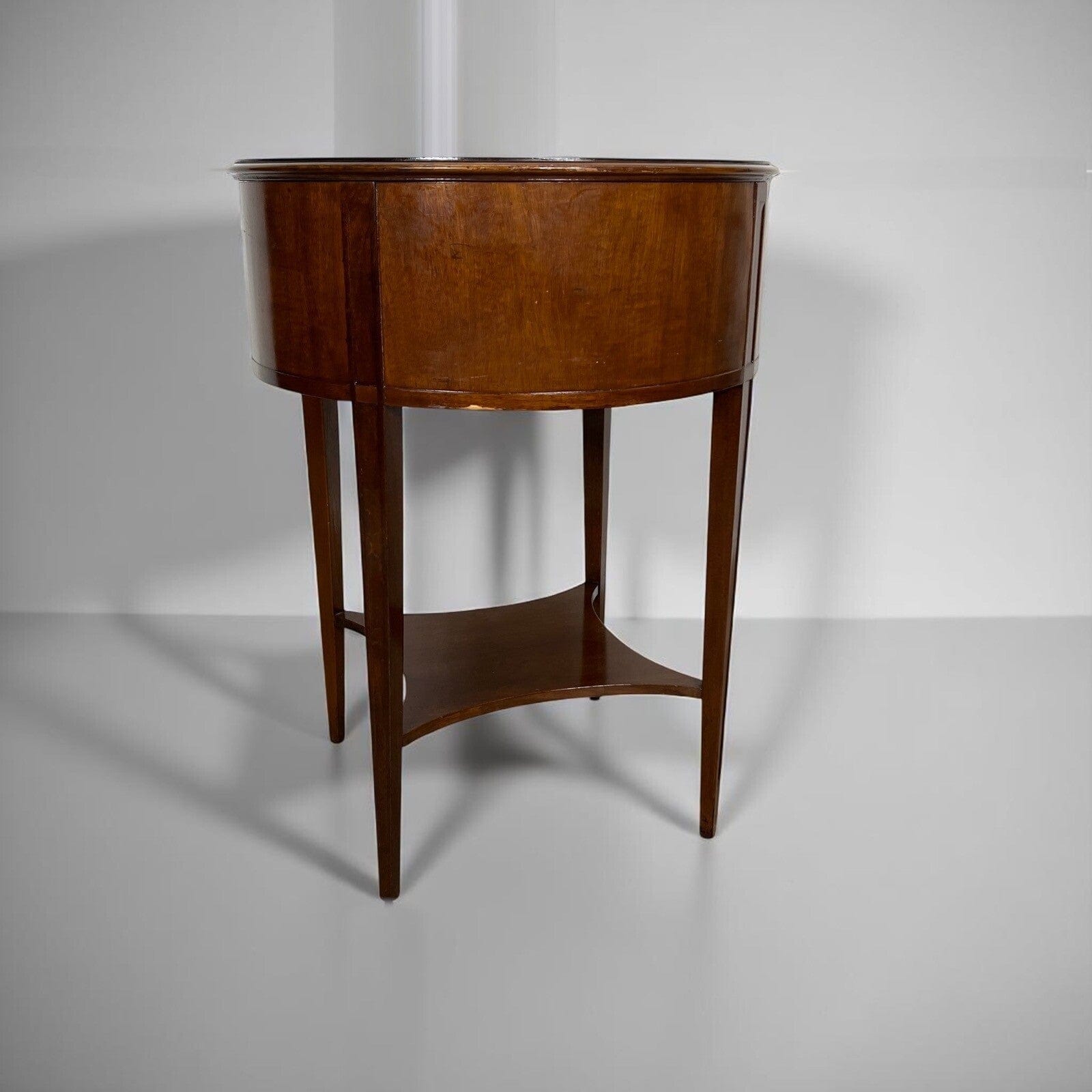 Tavolino Tavolo Rotondo stile Antico Comodino in legno piano pelle vintage Categoria  Tavoli - tavolinetti