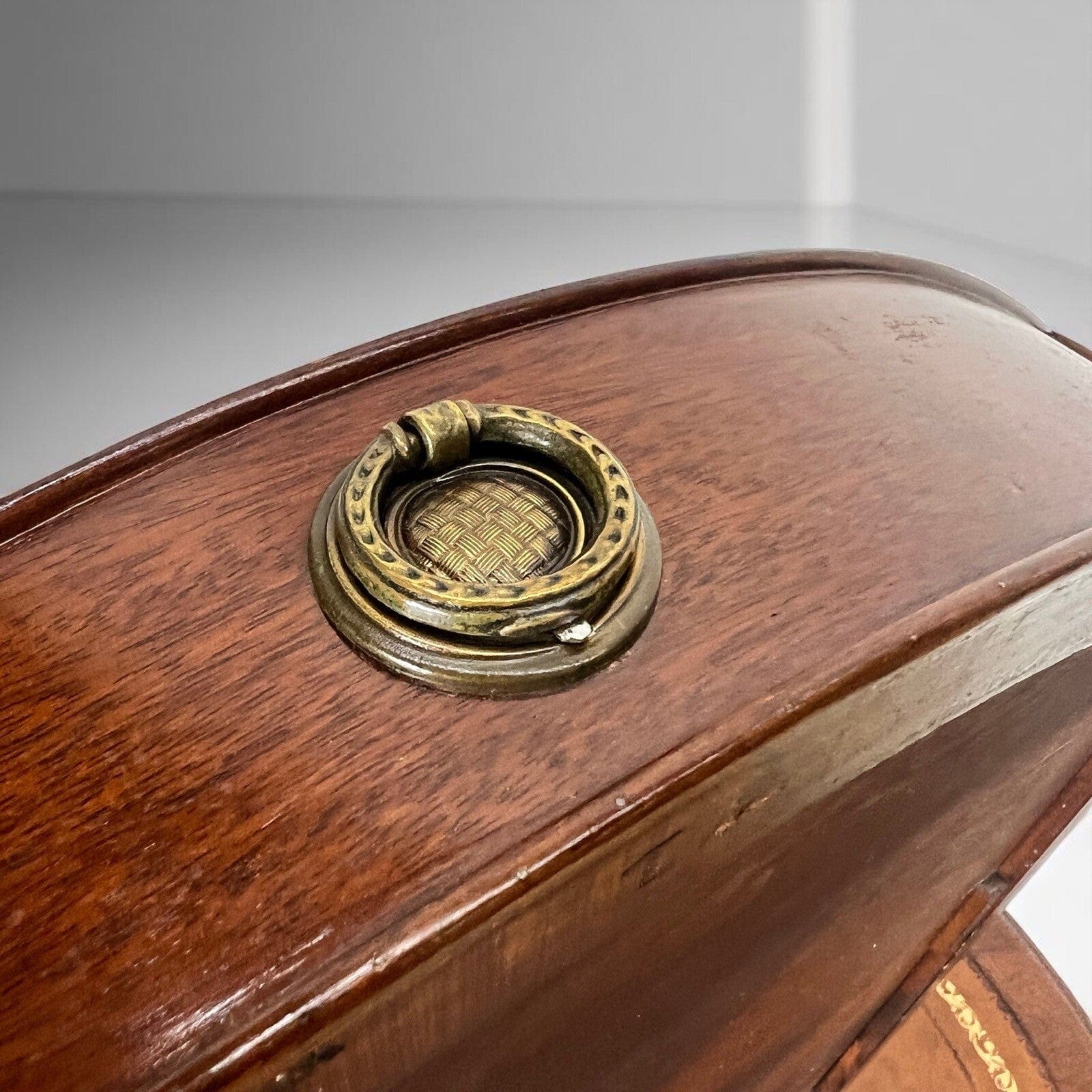 Tavolino Tavolo Rotondo stile Antico Comodino in legno piano pelle vintage Categoria  Tavoli - tavolinetti