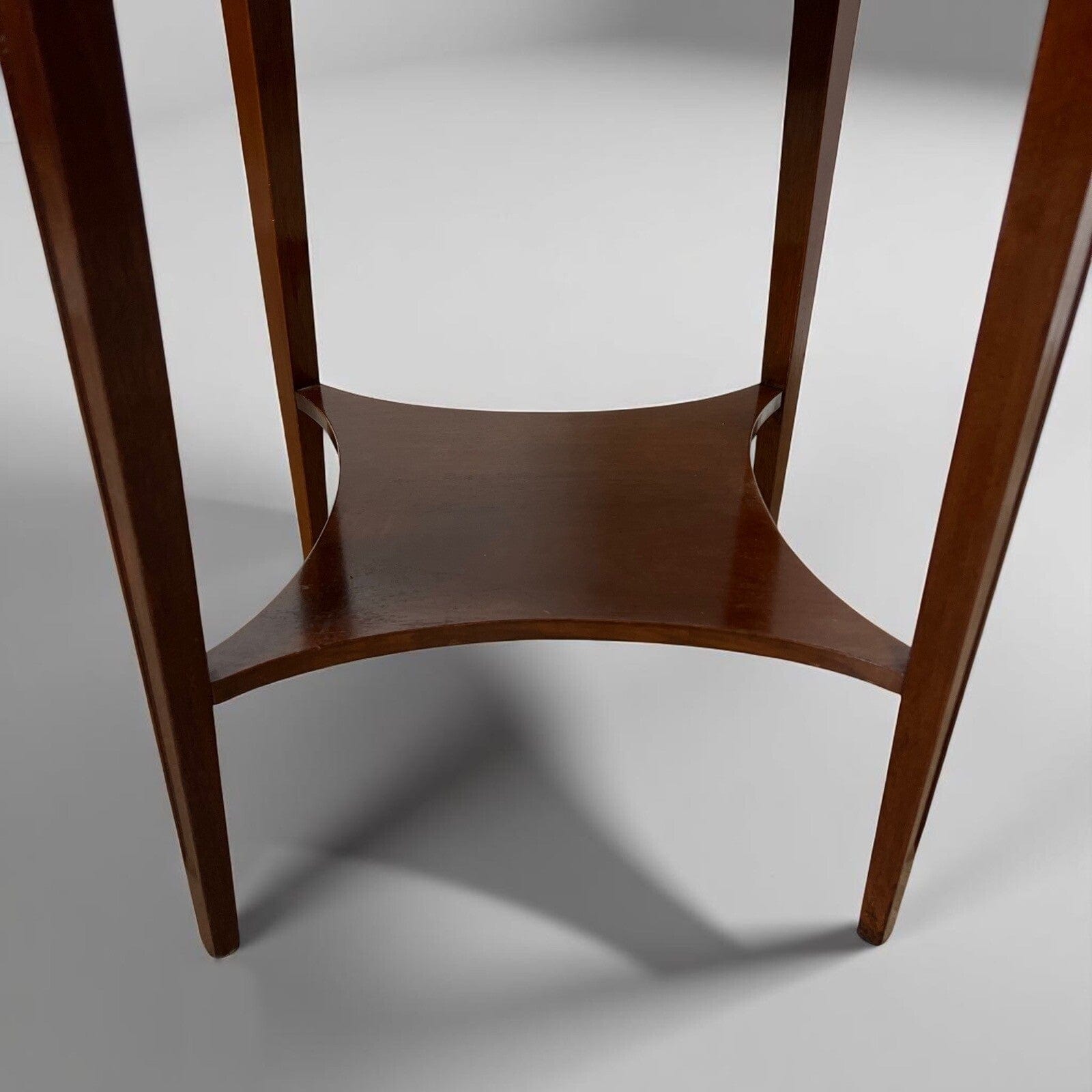 Tavolino Tavolo Rotondo stile Antico Comodino in legno piano pelle vintage Categoria  Tavoli - tavolinetti