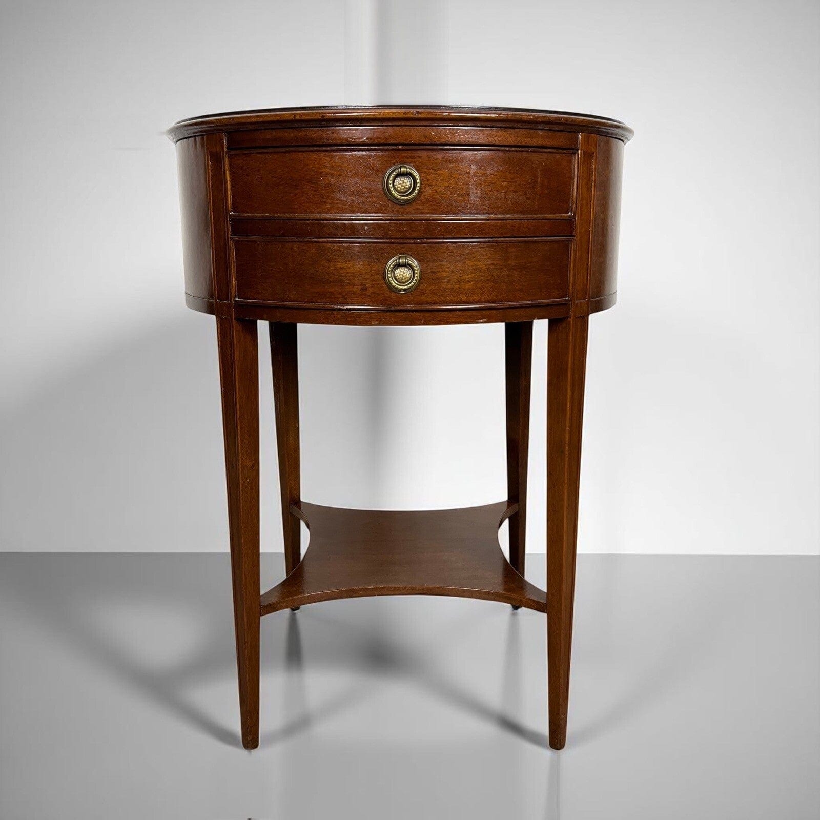 Tavolino Tavolo Rotondo stile Antico Comodino in legno piano pelle vintage Categoria  Tavoli - tavolinetti