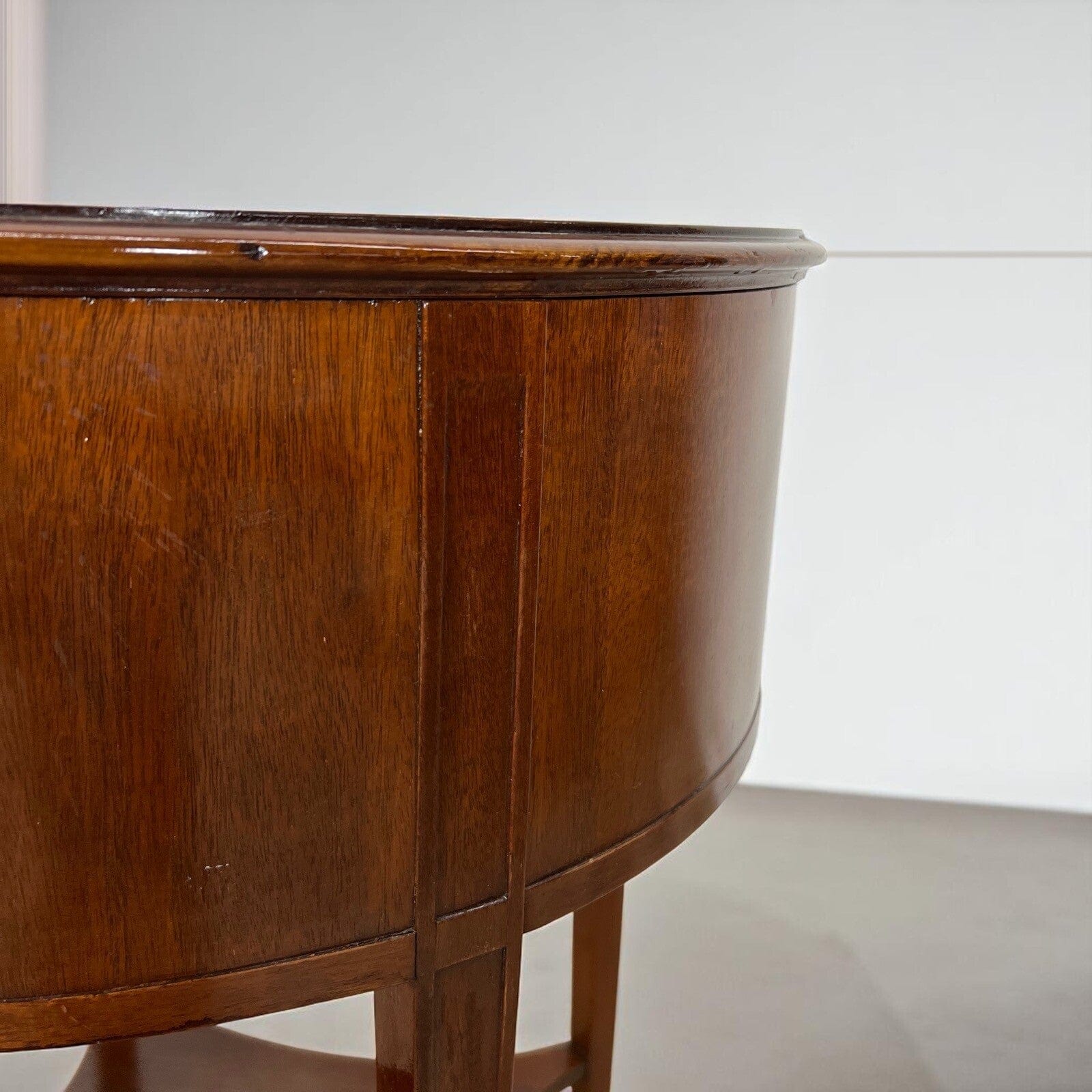 Tavolino Tavolo Rotondo stile Antico Comodino in legno piano pelle vintage Categoria  Tavoli - tavolinetti