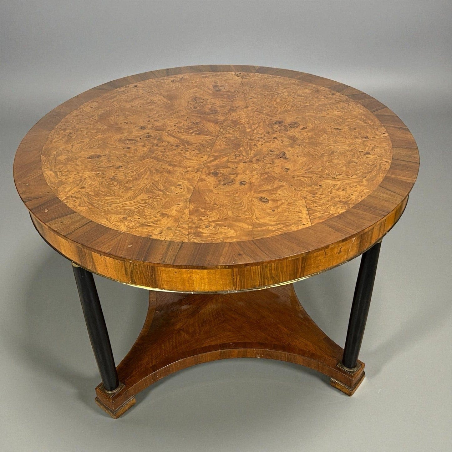 Tavolo antico 800 rotondo stile impero da sala tondo in legno di noce con bronzi Categoria  Tavoli - tavolinetti