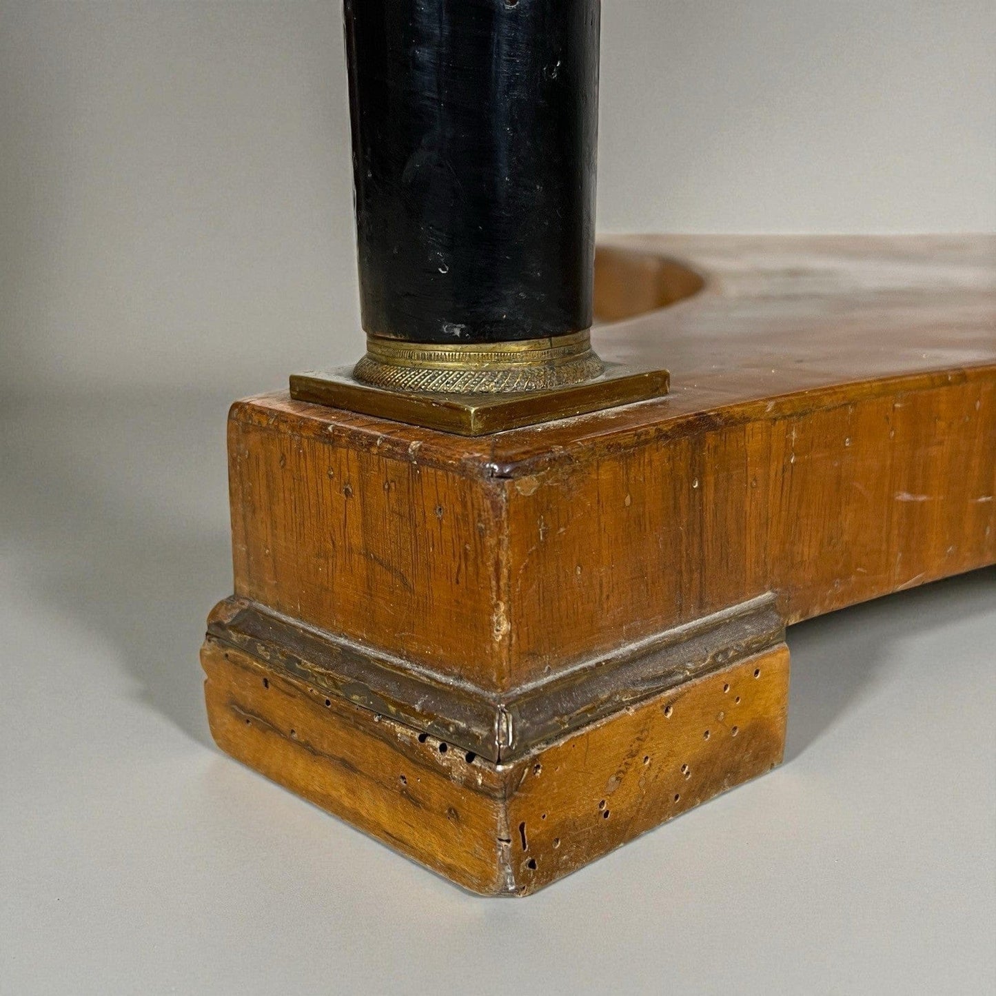 Tavolo antico 800 rotondo stile impero da sala tondo in legno di noce con bronzi Categoria  Tavoli - tavolinetti