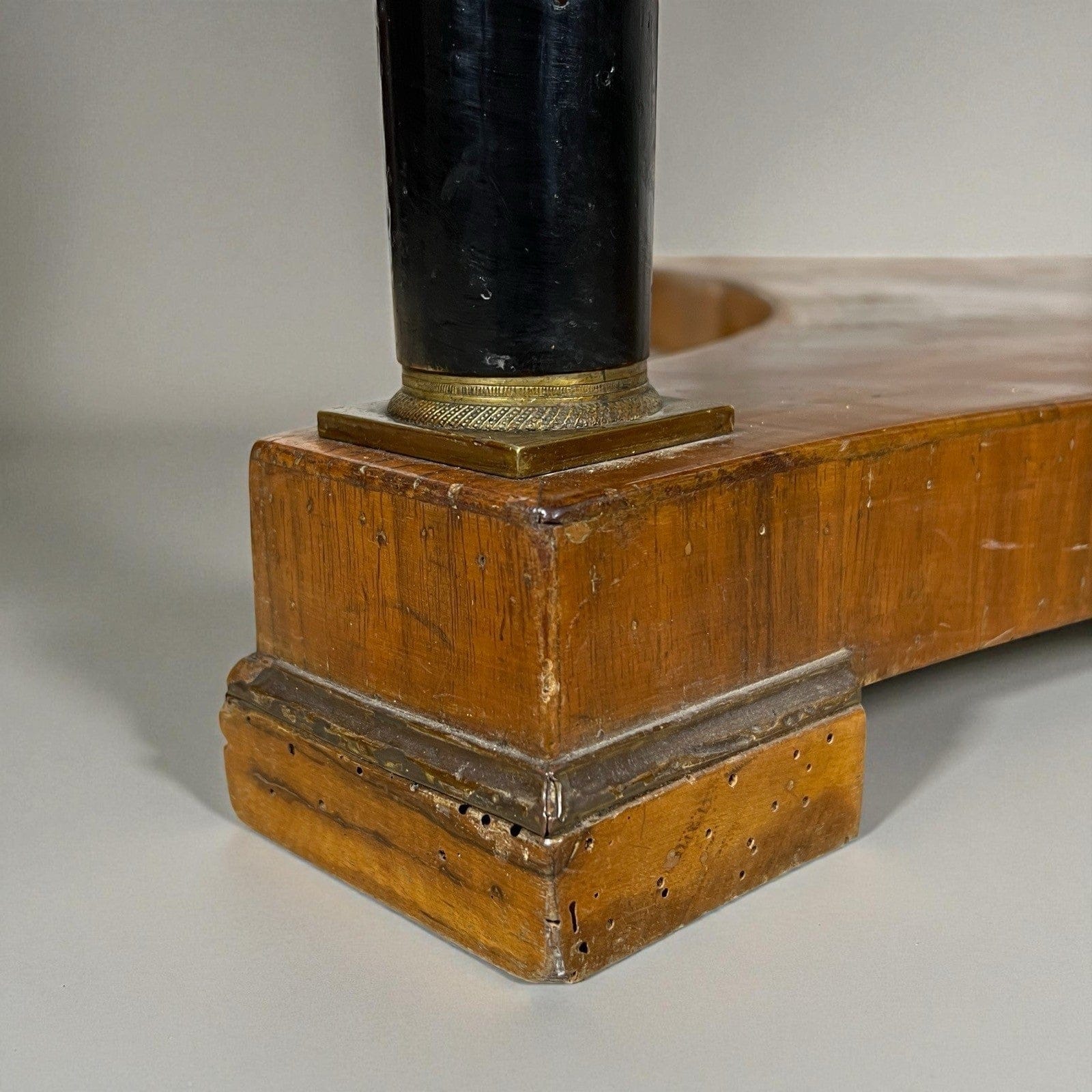 Tavolo antico 800 rotondo stile impero da sala tondo in legno di noce con bronzi Categoria  Tavoli - tavolinetti