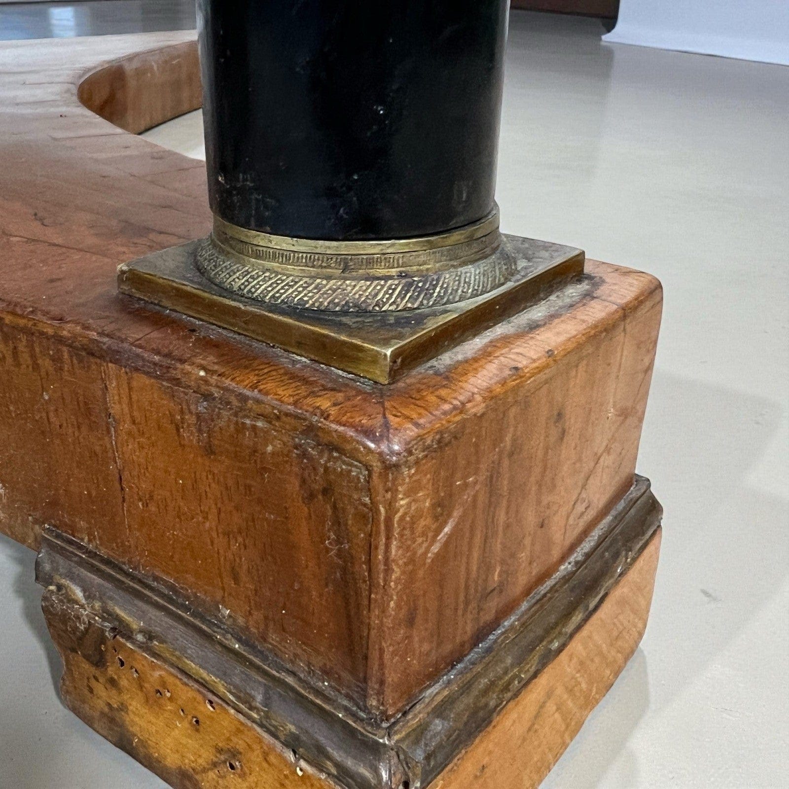 Tavolo antico 800 rotondo stile impero da sala tondo in legno di noce con bronzi Categoria  Tavoli - tavolinetti