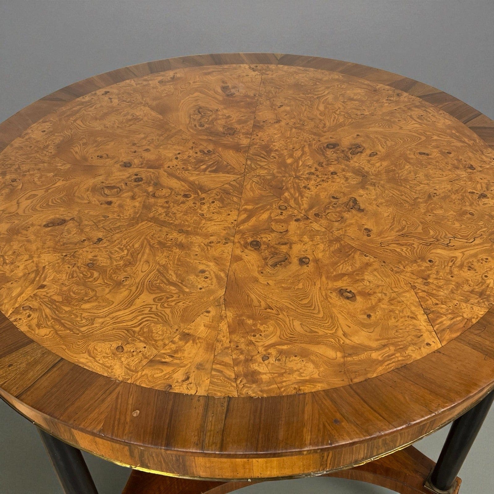 Tavolo antico 800 rotondo stile impero da sala tondo in legno di noce con bronzi Categoria  Tavoli - tavolinetti