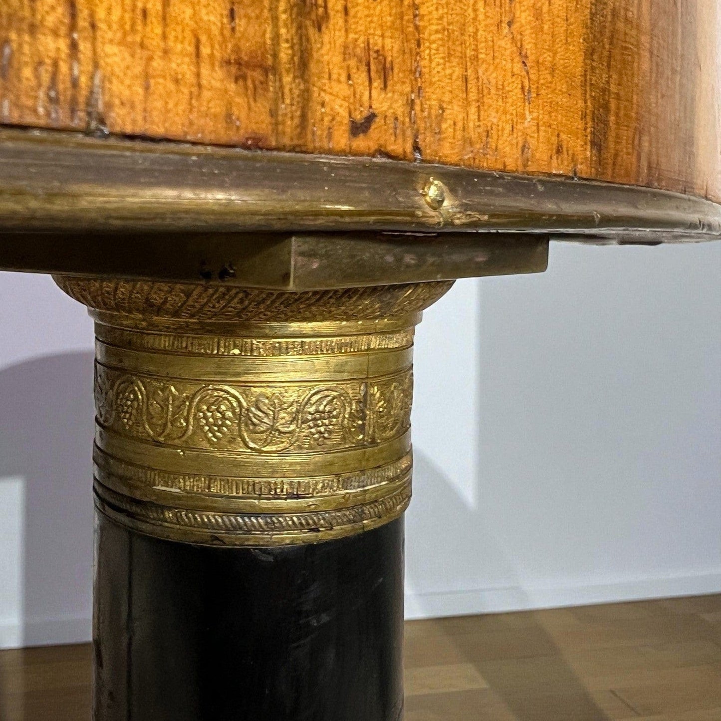 Tavolo antico 800 rotondo stile impero da sala tondo in legno di noce con bronzi Categoria  Tavoli - tavolinetti