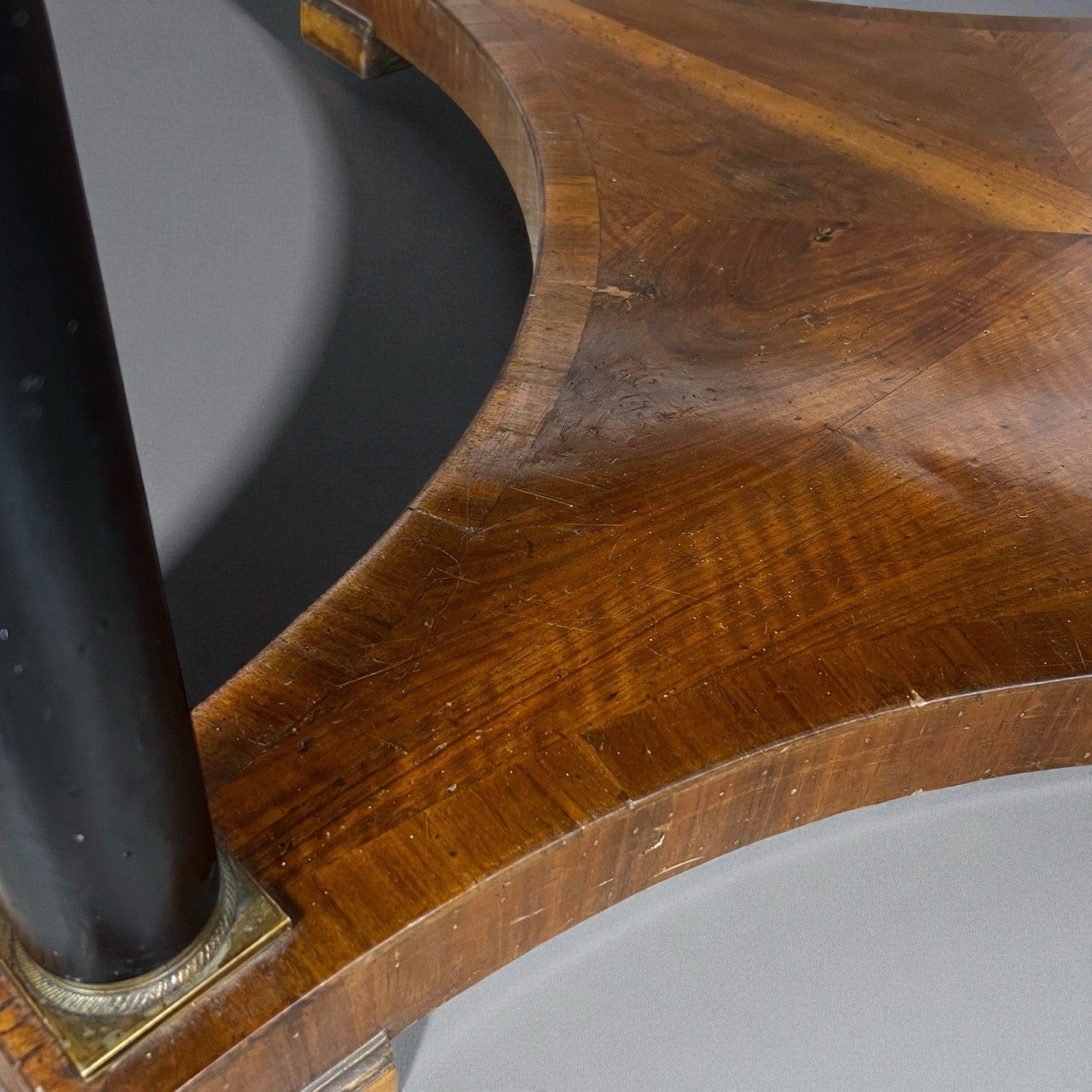 Tavolo antico 800 rotondo stile impero da sala tondo in legno di noce con bronzi Categoria  Tavoli - tavolinetti