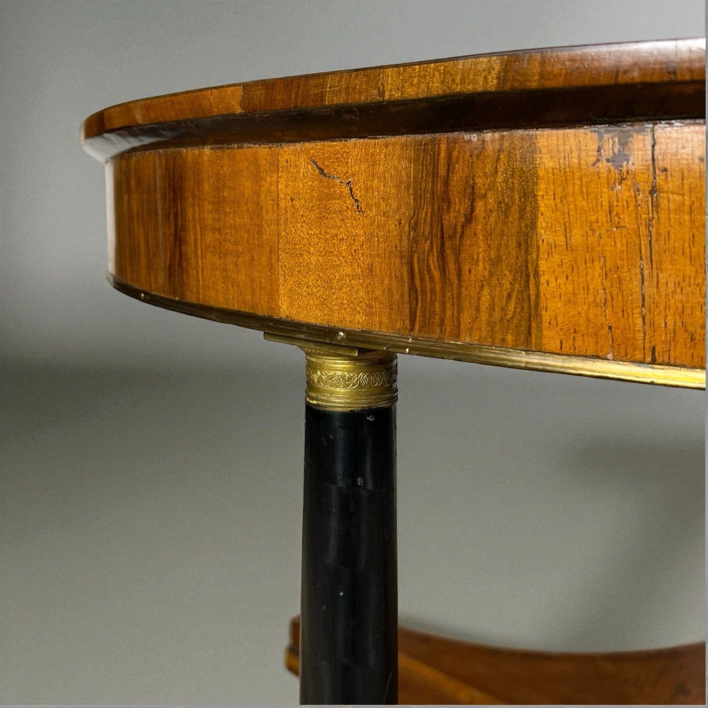 Tavolo antico 800 rotondo stile impero da sala tondo in legno di noce con bronzi Categoria  Tavoli - tavolinetti