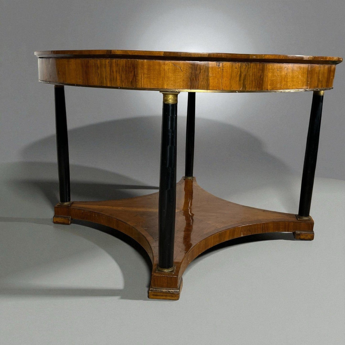 Tavolo antico 800 rotondo stile impero da sala tondo in legno di noce con bronzi Categoria  Tavoli - tavolinetti