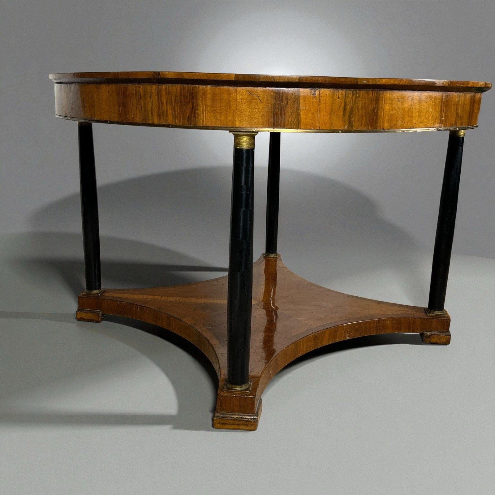 Tavolo antico 800 rotondo stile impero da sala tondo in legno di noce con bronzi Categoria  Tavoli - tavolinetti