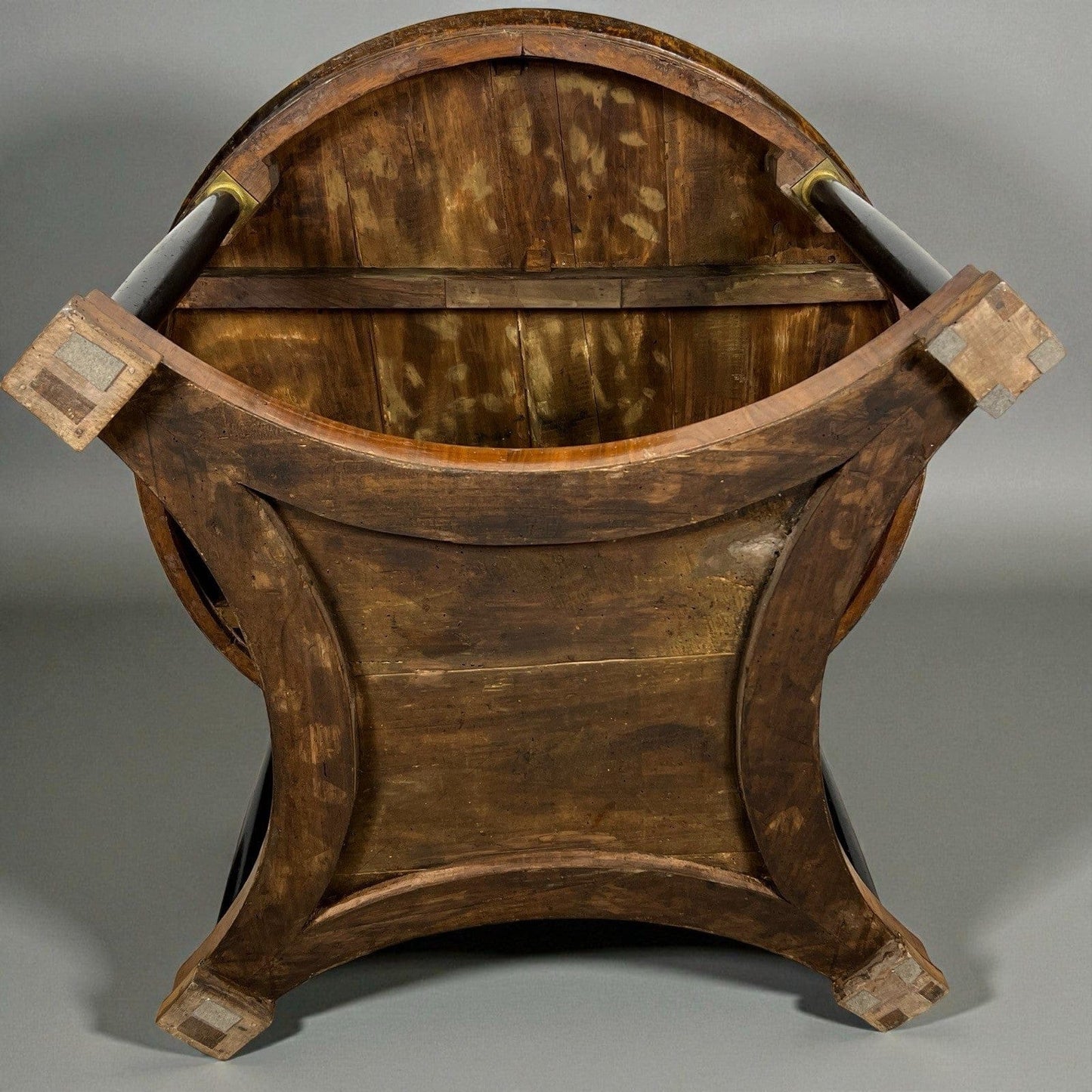 Tavolo antico 800 rotondo stile impero da sala tondo in legno di noce con bronzi Categoria  Tavoli - tavolinetti