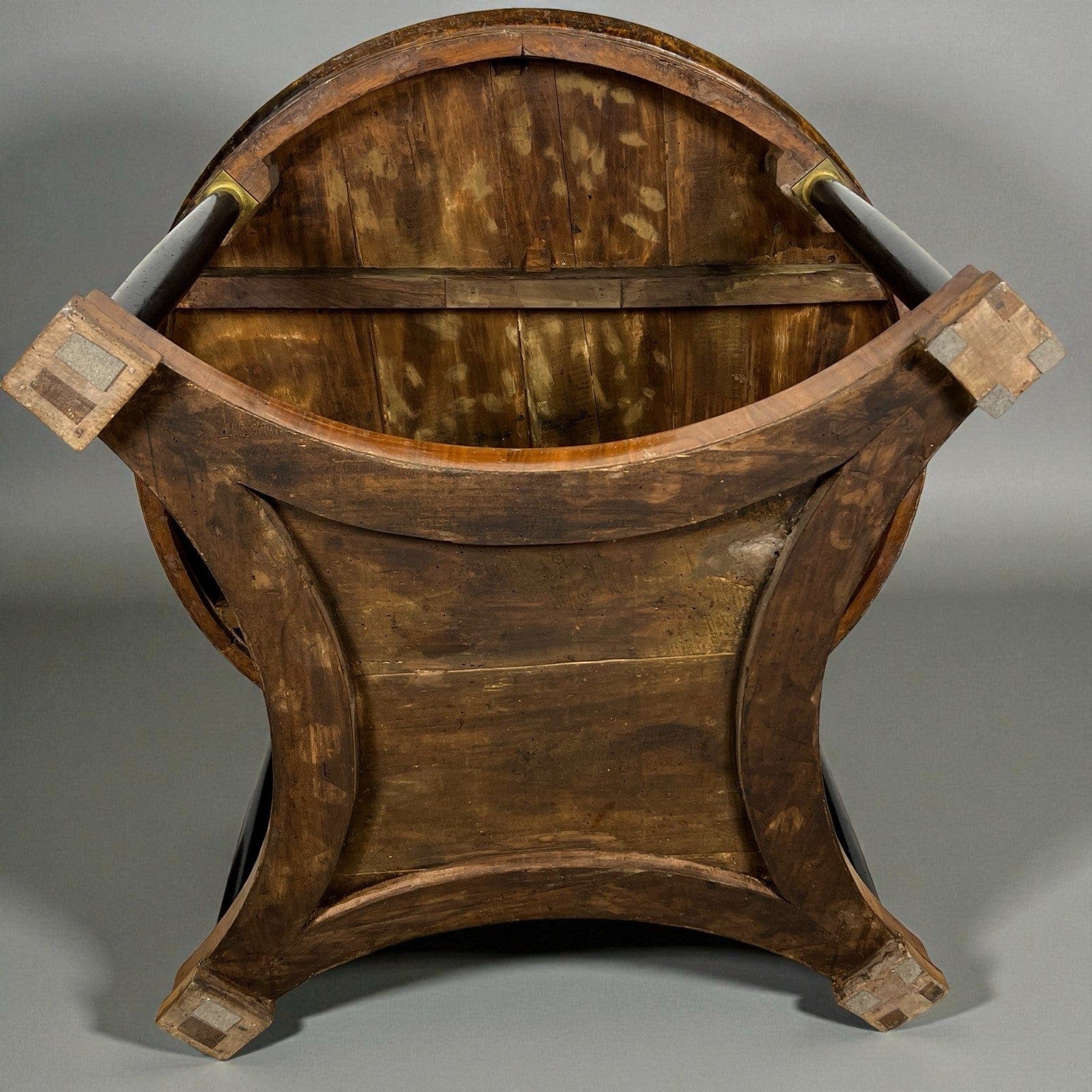 Tavolo antico 800 rotondo stile impero da sala tondo in legno di noce con bronzi Categoria  Tavoli - tavolinetti