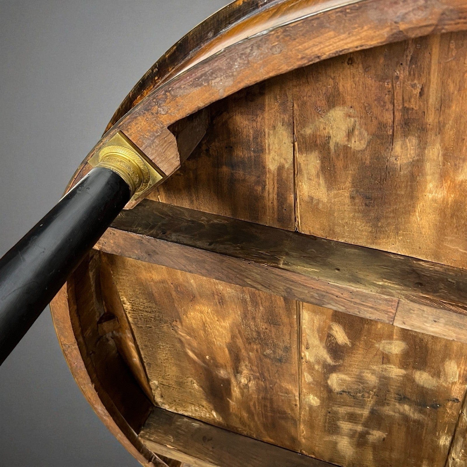 Tavolo antico 800 rotondo stile impero da sala tondo in legno di noce con bronzi Categoria  Tavoli - tavolinetti