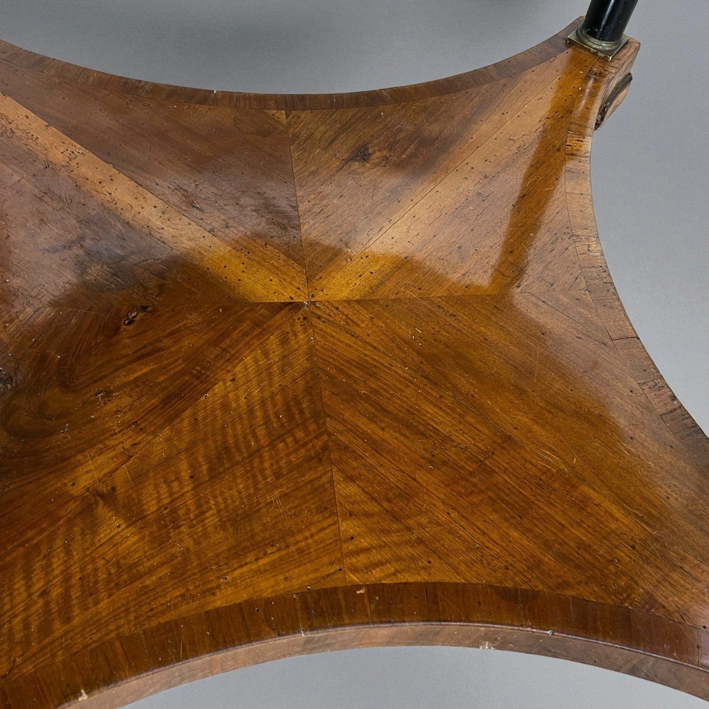 Tavolo antico 800 rotondo stile impero da sala tondo in legno di noce con bronzi Categoria  Tavoli - tavolinetti