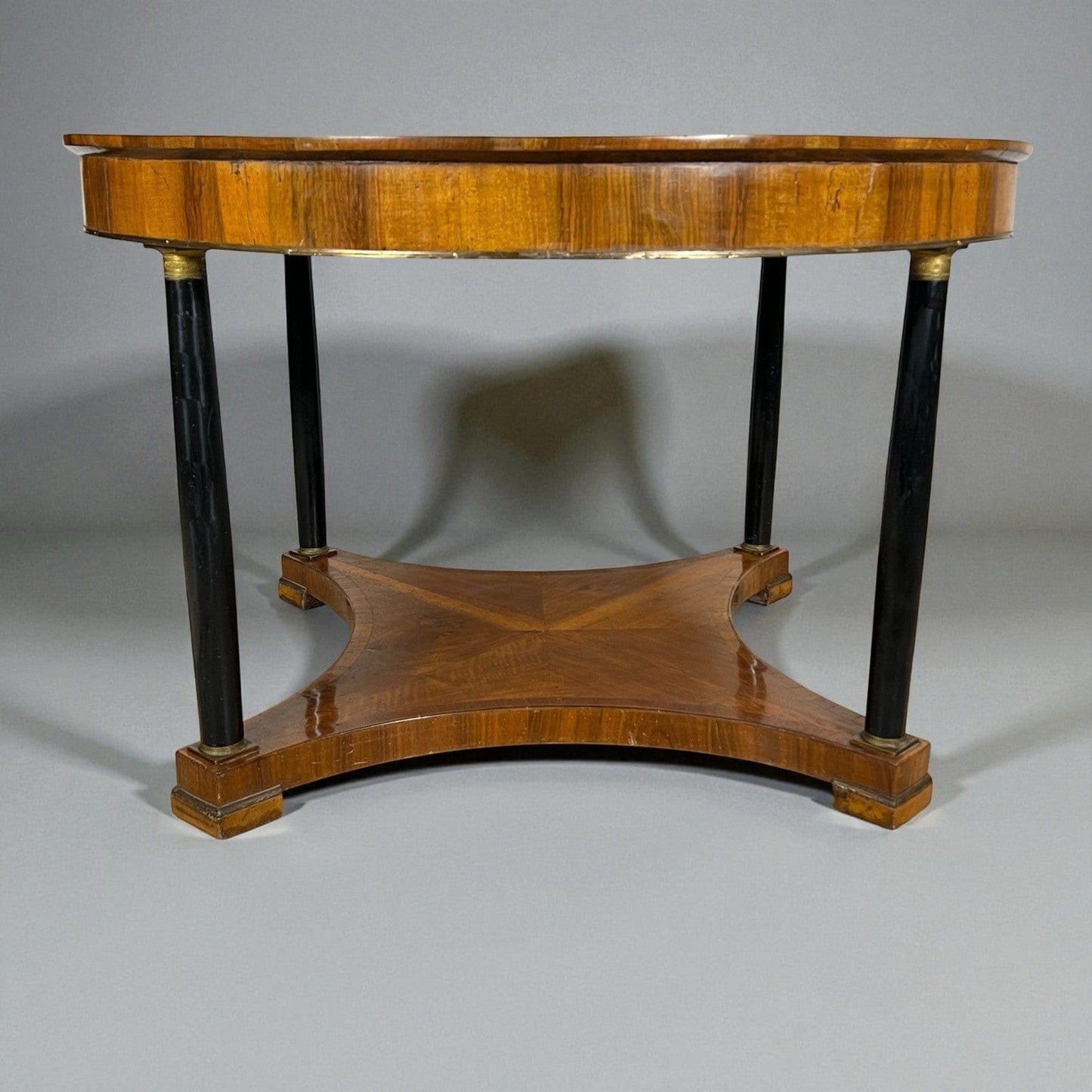 Tavolo antico 800 rotondo stile impero da sala tondo in legno di noce con bronzi Categoria  Tavoli - tavolinetti