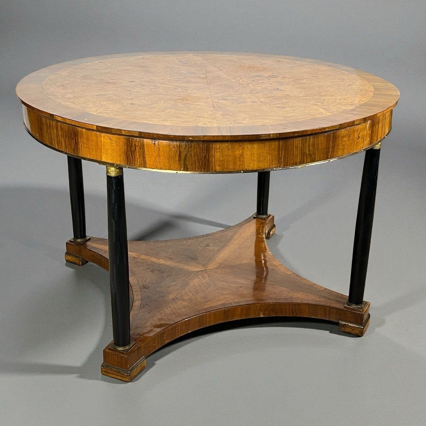 Tavolo antico 800 rotondo stile impero da sala tondo in legno di noce con bronzi Categoria  Tavoli - tavolinetti