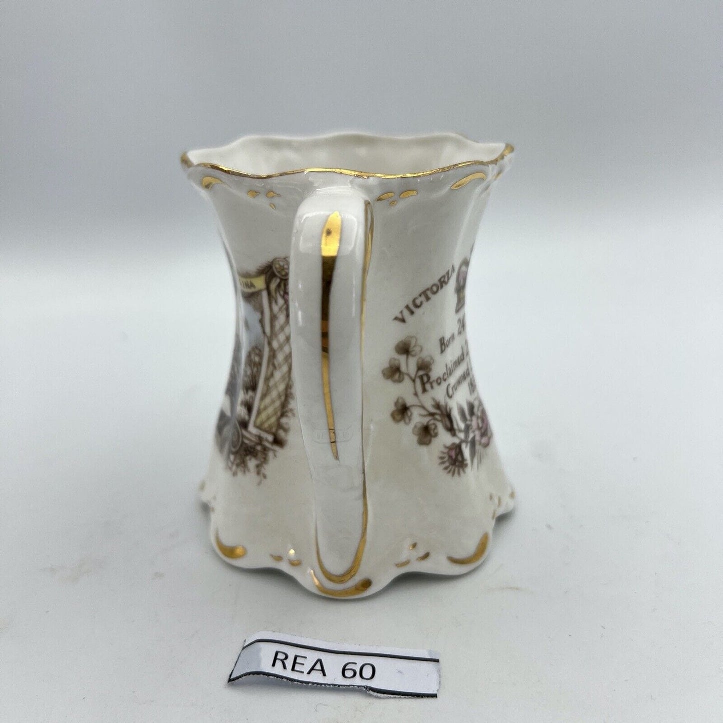 Tazza Boccale Inglese da collezione Regina Vittoria Casa Reale commemorativa '80 Categoria  Arte e antiquariato:Porcellana e ceramica:Altro porcellana e ceramica