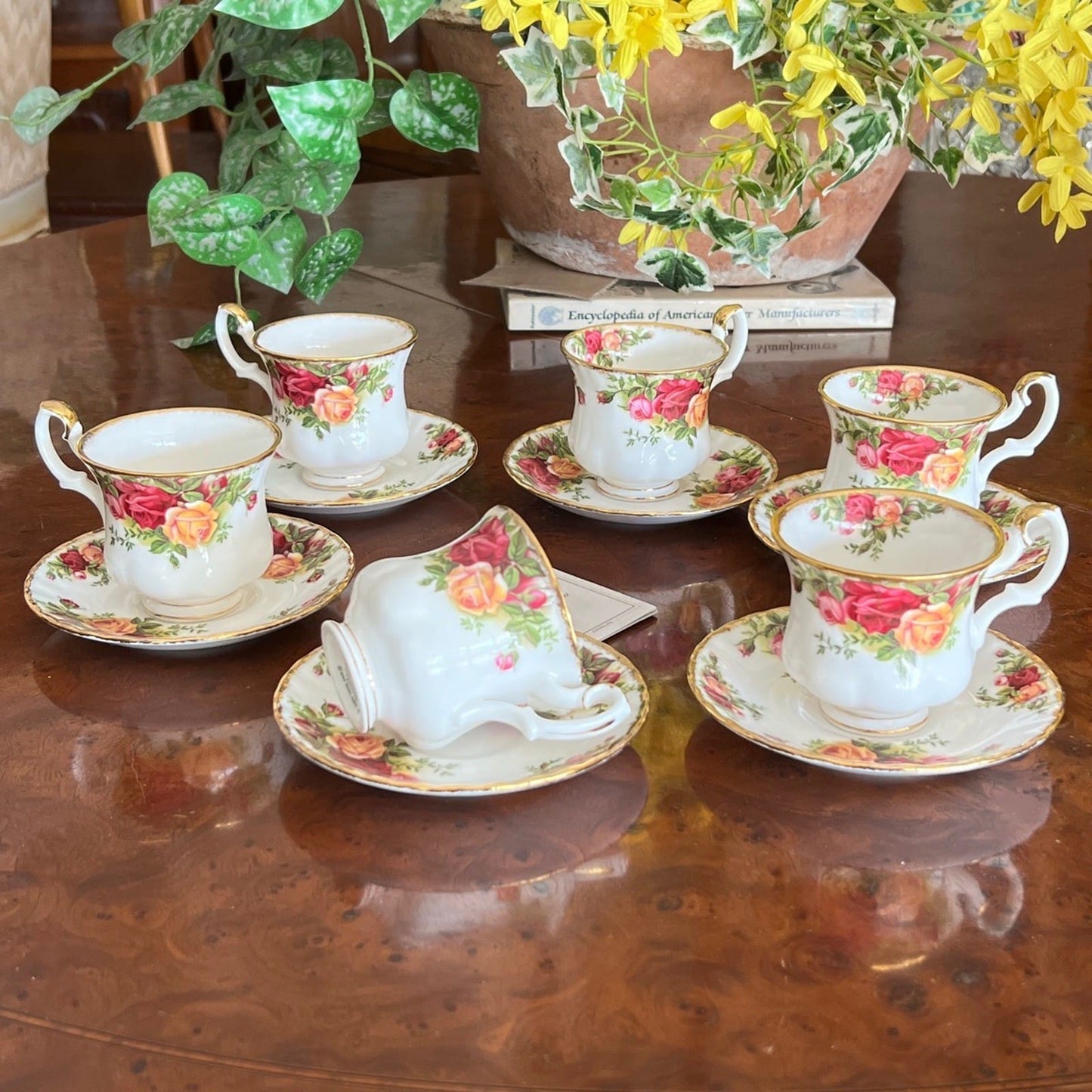 Tazza tazzina da per caffè  in porcellana Royal Albert Old Country Roses 1962 Categoria  Servizio tazze - Tazze