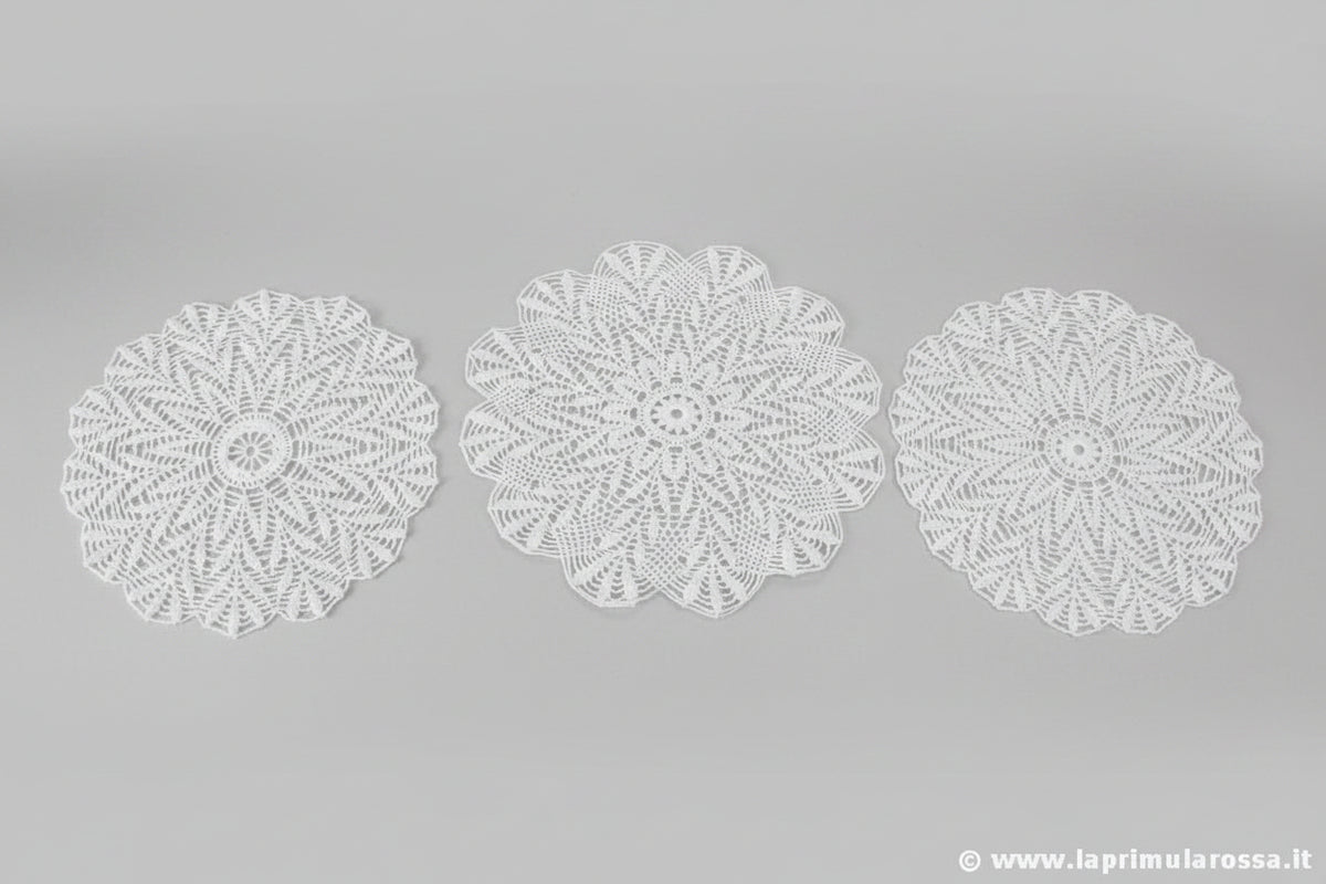 TRE CENTRINI ANNI 70 IN COTONE BIANCO LAVORATI AD UNCINETTO - VINTAGE CROCHET Categoria  Corredo Pizzi e Tessuti