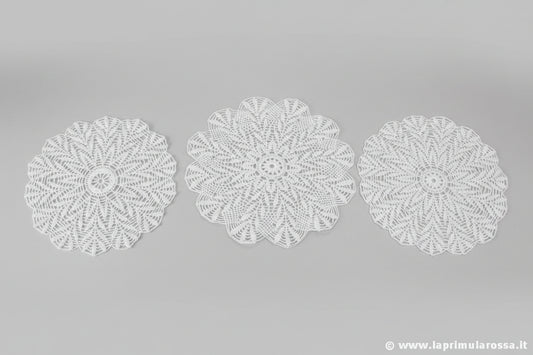 TRE CENTRINI ANNI 70 IN COTONE BIANCO LAVORATI AD UNCINETTO - VINTAGE CROCHET Categoria  Corredo Pizzi e Tessuti
