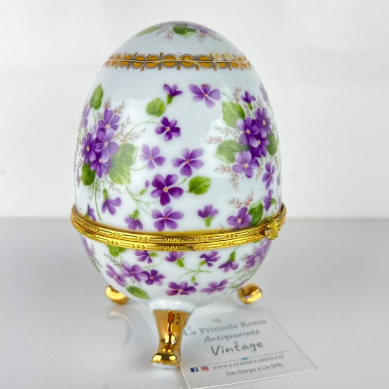 Uovo da Collezione in Porcellana bianca Viole ceramica portagioie stile Faberge' Categoria  Ceramiche e Porcellane