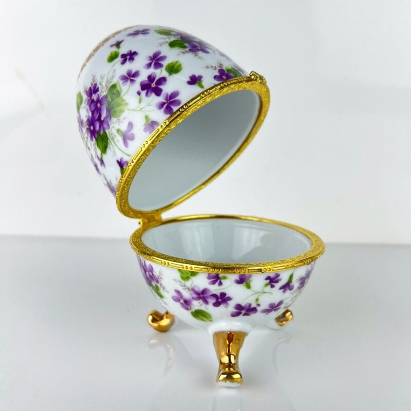 Uovo da Collezione in Porcellana bianca Viole ceramica portagioie stile Faberge' Categoria  Ceramiche e Porcellane