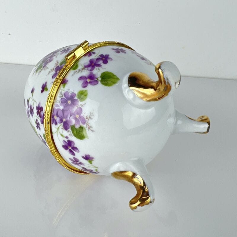 Uovo da Collezione in Porcellana bianca Viole ceramica portagioie stile Faberge' Categoria  Ceramiche e Porcellane