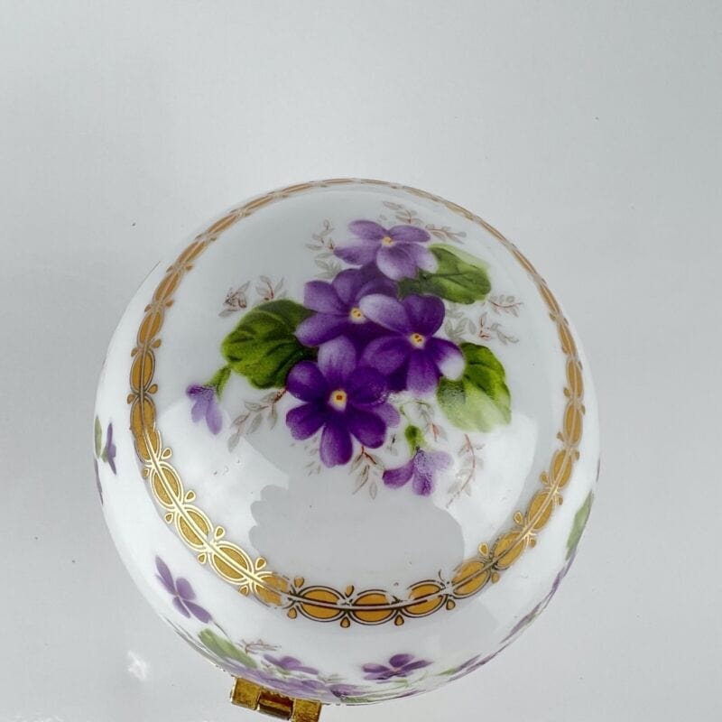 Uovo da Collezione in Porcellana bianca Viole ceramica portagioie stile Faberge' Categoria  Ceramiche e Porcellane