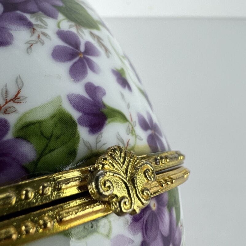 Uovo da Collezione in Porcellana bianca Viole ceramica portagioie stile Faberge' Categoria  Ceramiche e Porcellane