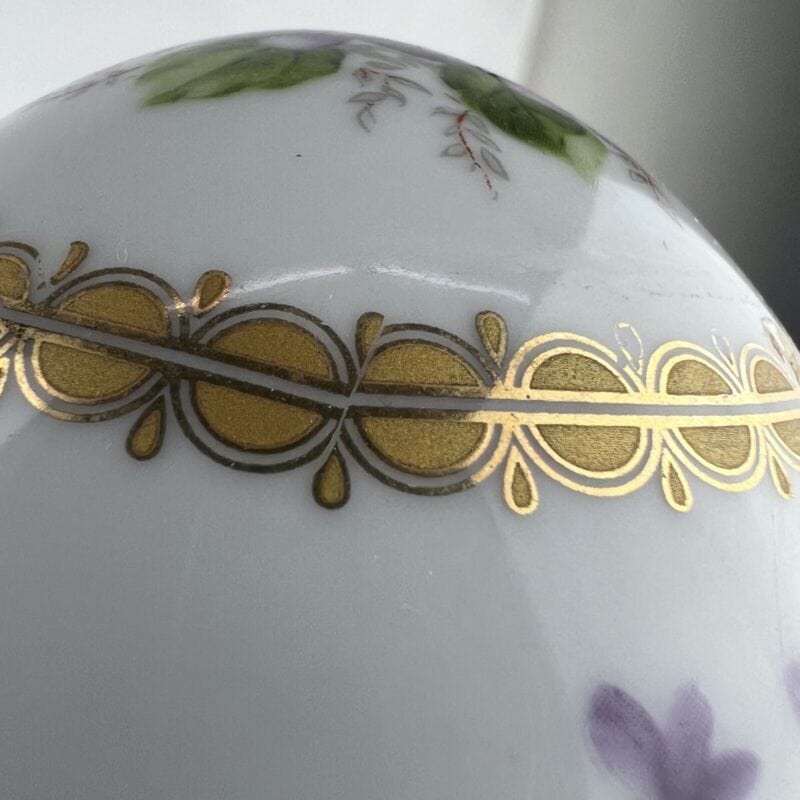 Uovo da Collezione in Porcellana bianca Viole ceramica portagioie stile Faberge' Categoria  Ceramiche e Porcellane