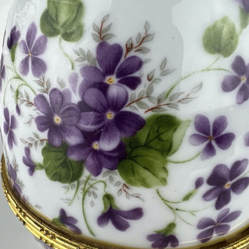 Uovo da Collezione in Porcellana bianca Viole ceramica portagioie stile Faberge' Categoria  Ceramiche e Porcellane