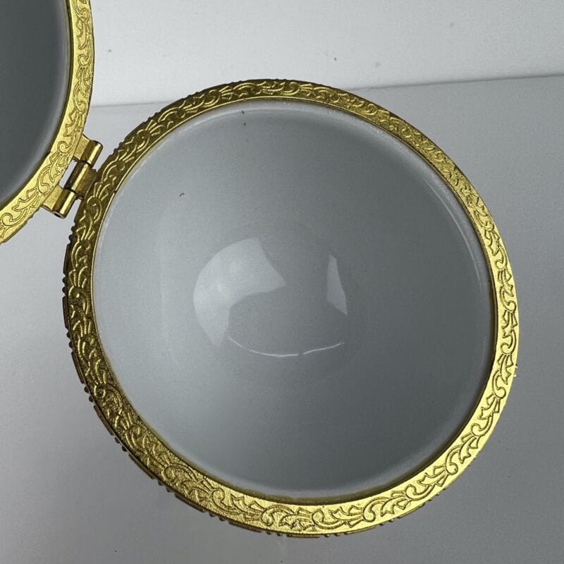 Uovo da Collezione in Porcellana bianca Viole ceramica portagioie stile Faberge' Categoria  Ceramiche e Porcellane