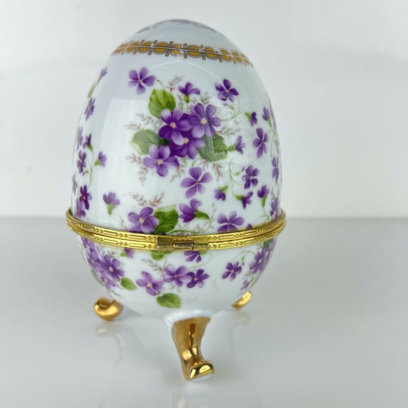 Uovo da Collezione in Porcellana bianca Viole ceramica portagioie stile Faberge' Categoria  Ceramiche e Porcellane