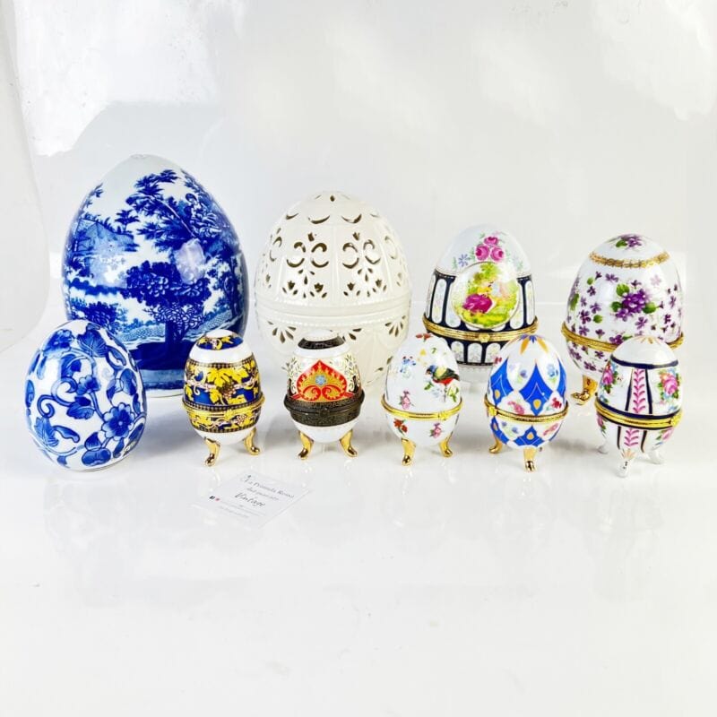 Uovo da Collezione in Porcellana bianca Viole ceramica portagioie stile Faberge' Categoria  Ceramiche e Porcellane