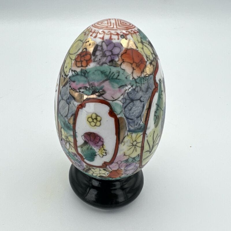 Uovo da collezione vintage in ceramica di Arte Cinese decorato dipinto a mano Categoria  Ceramiche e Porcellane