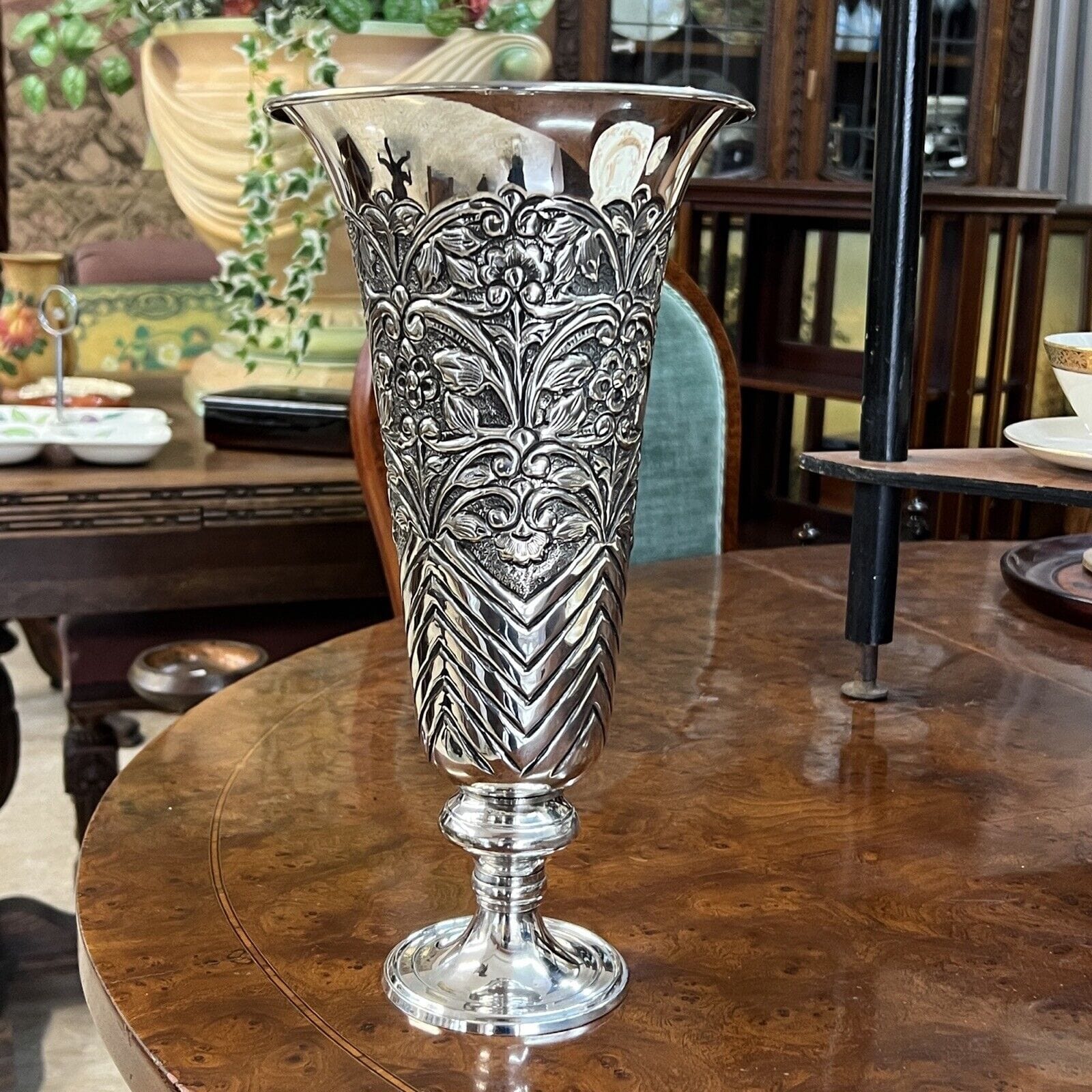 Vaso porta fiori a tromba in Argento placcato stile Antico silverplate cesellato Categoria  Sheffield & Argento