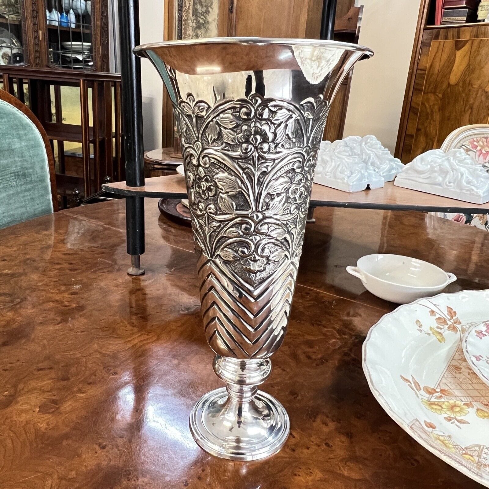 Vaso porta fiori a tromba in Argento placcato stile Antico silverplate cesellato Categoria  Sheffield & Argento