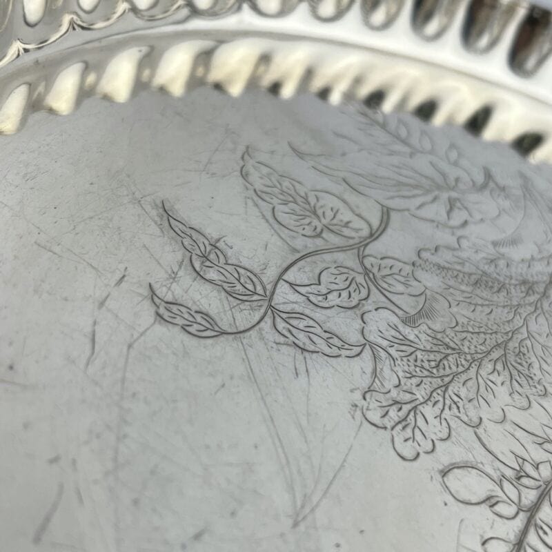 Vassoio in argento sheffield antico silver plated rotondo da tavola con piedini Categoria  Sheffield & Argento