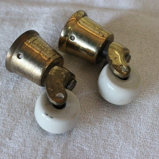 VECCHIA COPPIA DI ROTELLE INGLESI IN CERAMICA  / ROTELLINA D'EPOCA PER TAVOLINO Categoria  Accessori & Ferramenta d'epoca