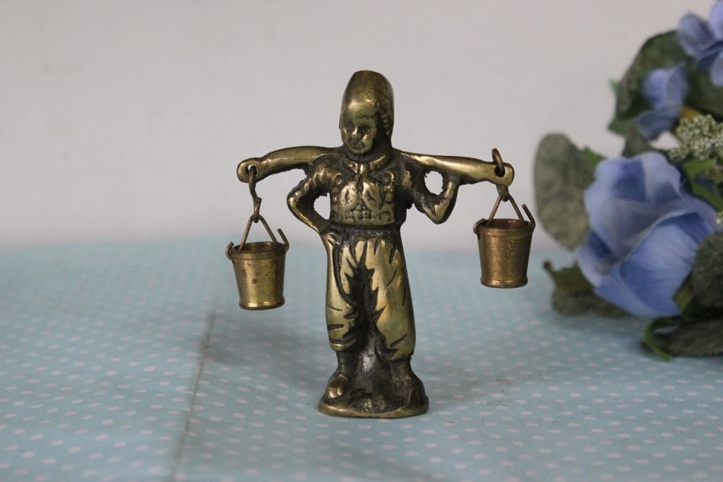 VECCHIO ACQUAIOLO IN OTTONE H CM 7,5  SCULTURA DI CONTADINO CON SECCHI Categoria  Sculture e Miniature